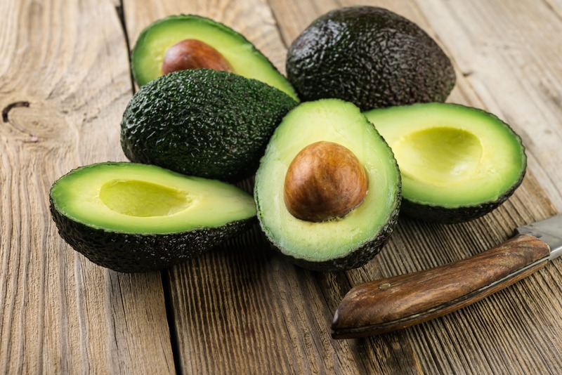 avocado aperti e chiusi su legno