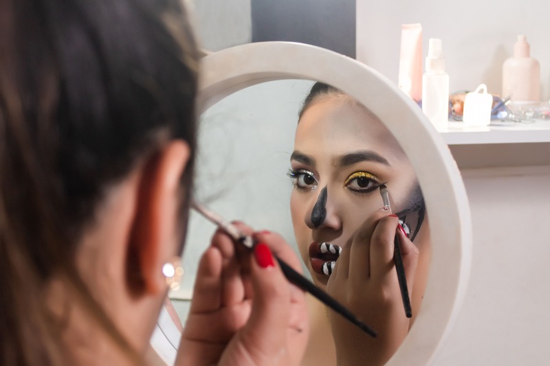ragazza mentre realizza un halloween makeup