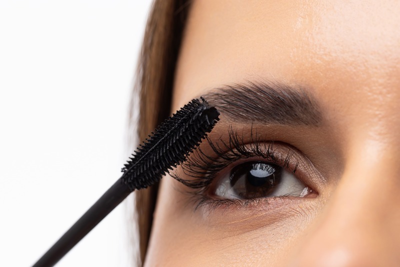 mascara su occhio incappucciato