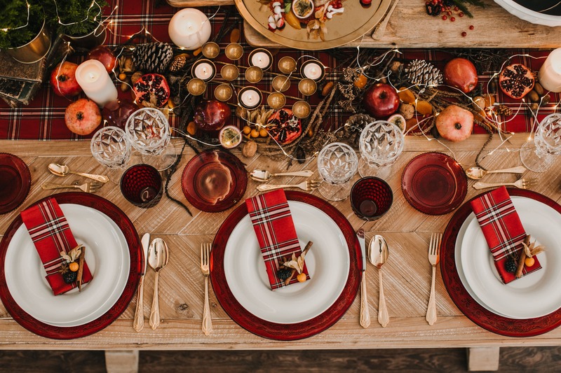 tavola di natale con decorazioni