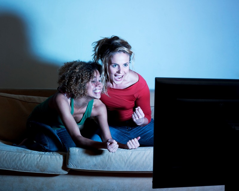 film motivazionali, due ragazze guardano la tv sorridendo