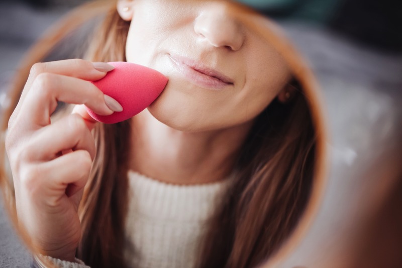donna utilizza spugnetta trucco
