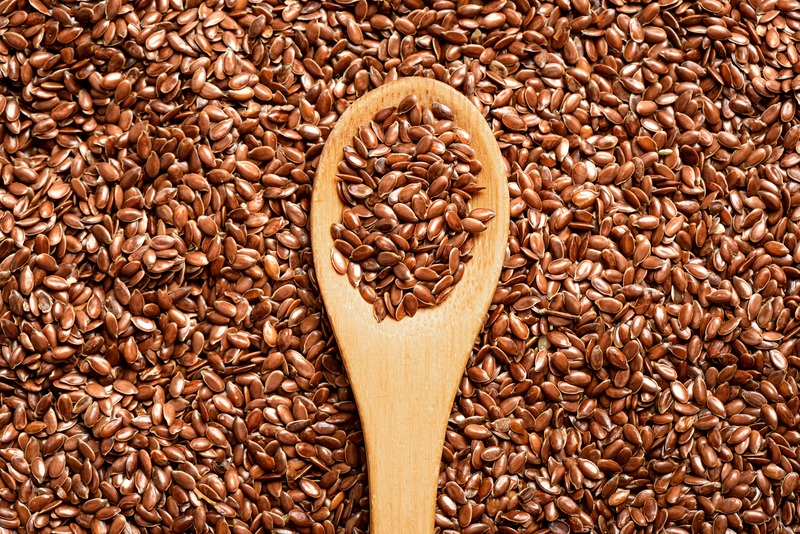 semi di lino e cucchiaio di legno