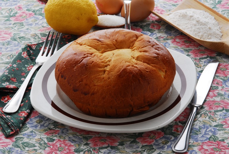 Berlingozzo in piatto con accanto coltello e forchetta