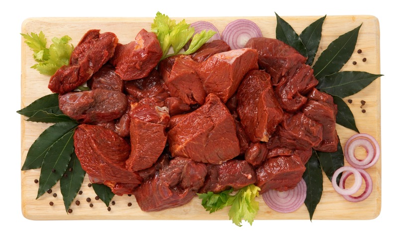 spezzatino di carne di cavallo, con contorno di cipolle e aromi