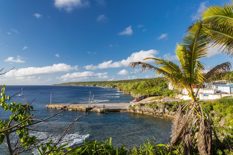 Niue, Alofi; spiaggia, mare e palme