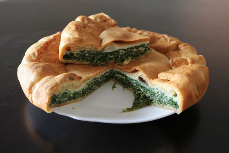 torta Pasqualina vegana in piatto, sfondo nero